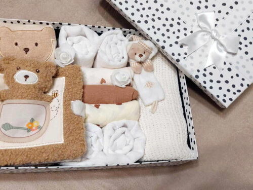 A Maci kuckója baba ajándékcsomag nem csak egy baba ajándékdoboz, hanem egy varázslatos baba kezdőcsomag, melynek különlegessége a macis baba könyv.