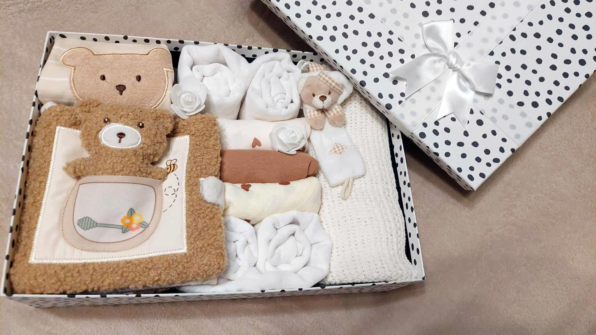 A Maci kuckója baba ajándékcsomag nem csak egy baba ajándékdoboz, hanem egy varázslatos baba kezdőcsomag, melynek különlegessége a macis baba könyv.