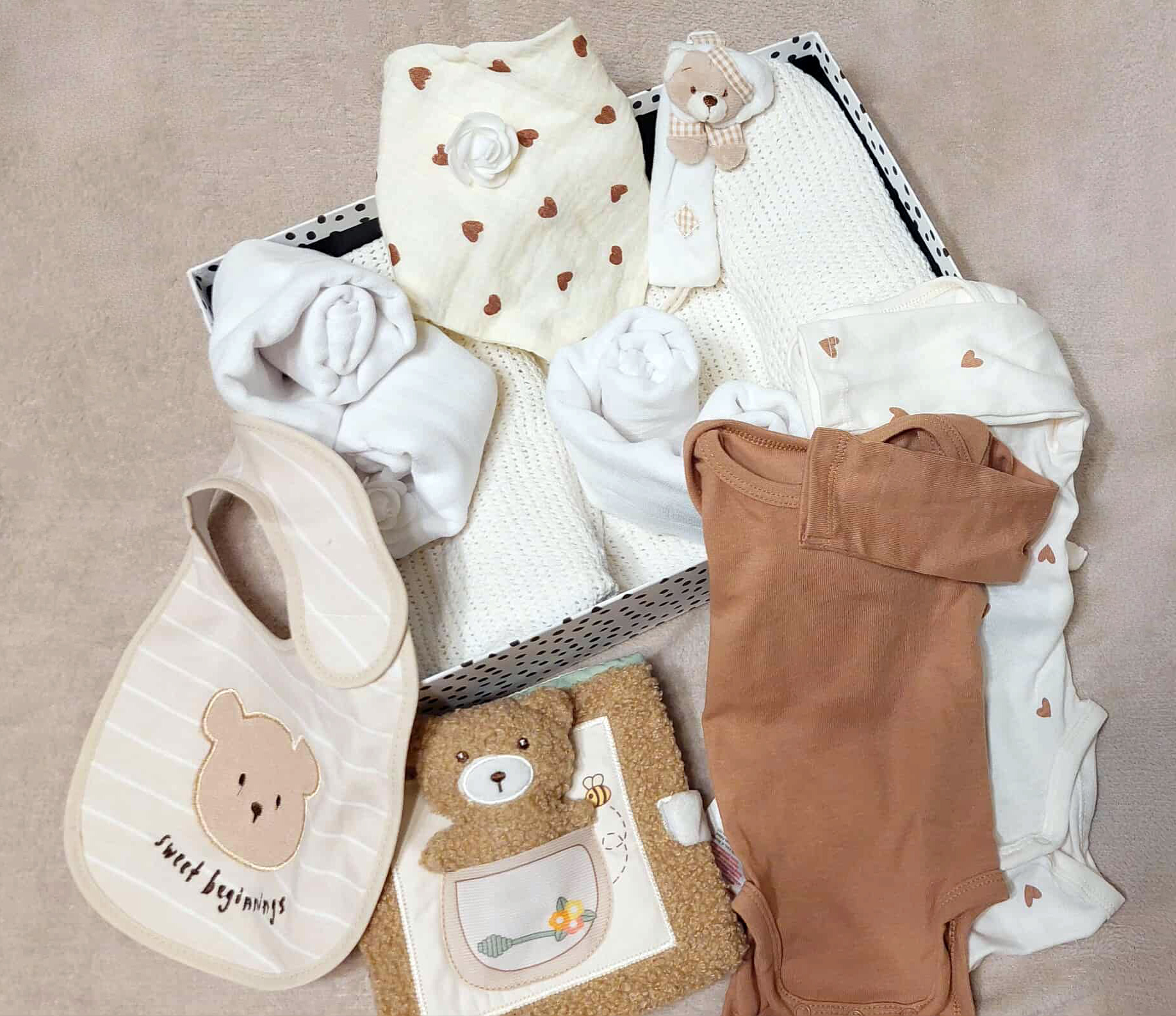 A Maci kuckója bébi ajándékcsomag nem csak egy baba ajándékdoboz, hanem egy varázslatos baba kezdőcsomag, melynek különlegessége a macis baba könyv.