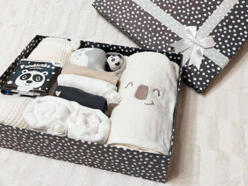 A Black & white panda macis ajándékcsomag fekete- fehér színvilága nemcsak elegáns és letisztult, hanem tudatosan támogatja a babák korai látásfejlődését is.
