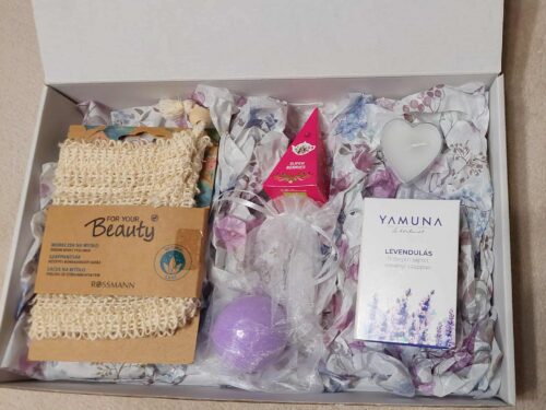 Anyaidő-Megérdemelt kényeztetés ajándékcsomag a lazításról, a feltöltődésről és az énidőről szól. Mert egy kiegyensúlyozott anya az egész családnak ajándék.v